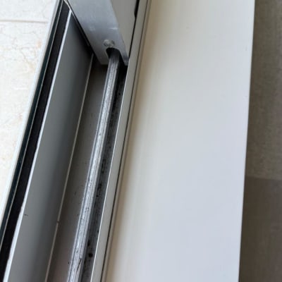 מסילה של תריס מתכת על אדן חלון