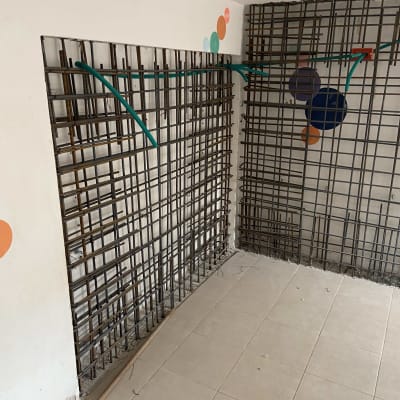 קירות עם רשתות ברזל וצינורות ירוקים