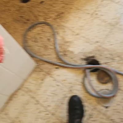 כלי עבודה לניקוי צנרת על רצפה