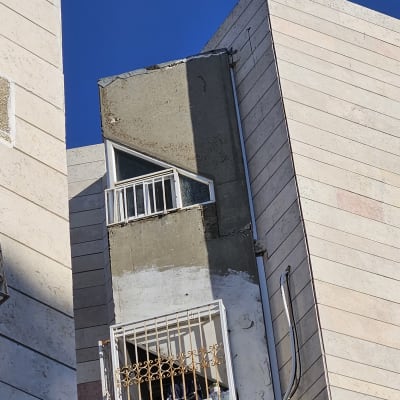 יחידת מיזוג אוויר מותקנת על קיר חיצוני