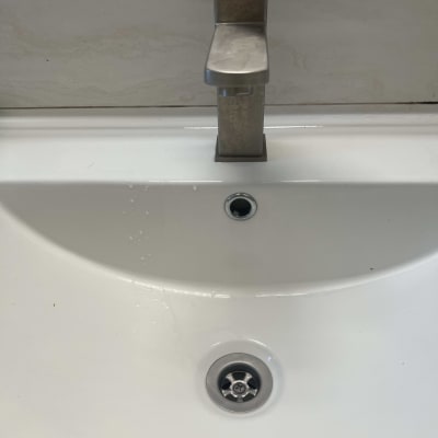 ברז וכיור עם פתח ניקוז