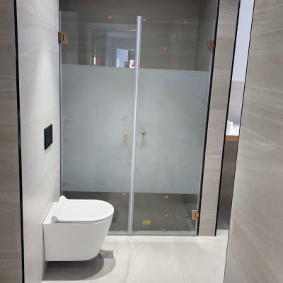 מקלחון זכוכית עם דלתות שקופות בחדר אמבטיה מודרני