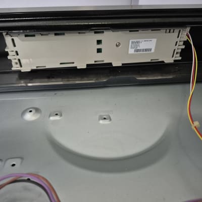 מודול תצוגה עם חוטים צבעוניים מחוברים