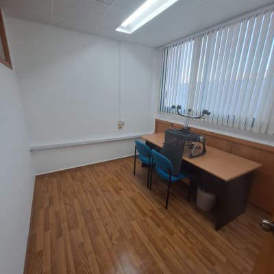 חדר ריק עם שולחן וכיסאות