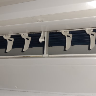 תריסי מזגן פתוחים עם חלקים פנימיים גלויים