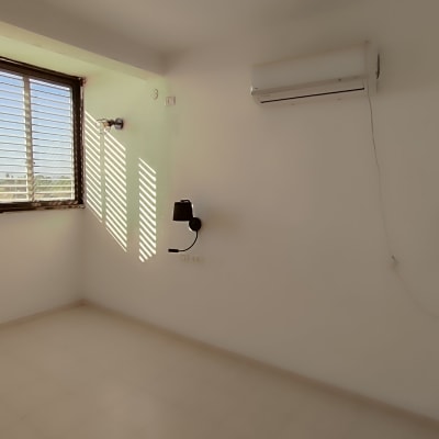 חדר ריק עם קירות לבנים ומזגן על הקיר