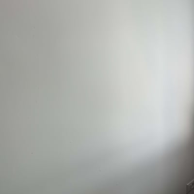 קיר צבוע בצבע לבן ללא אלמנטים נוספים