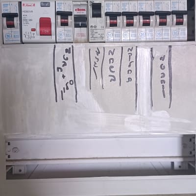לוח חשמל עם מפסקים ותוויות בעברית