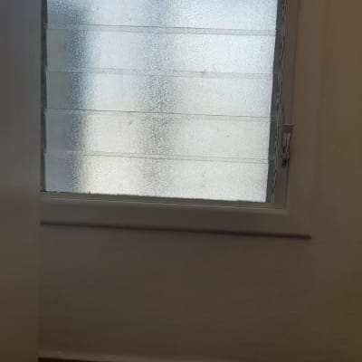 חלון עם מסגרת אלומיניום וזכוכית חלבית