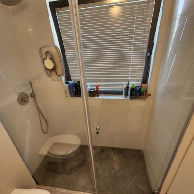 מקלחון זכוכית עם דלת זכוכית שקופה