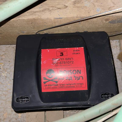 קופסת רעל למכרסמים עם אזהרת רעל