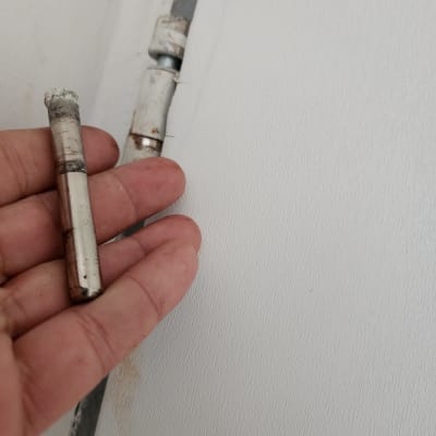 תמונה של ציר דלת בעבודת מנעולן