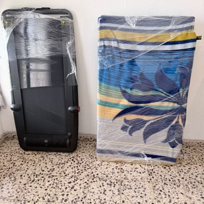מכשיר כושר ומזרן עטופים בניילון נצמד ושמיכה כהכנה להובלה