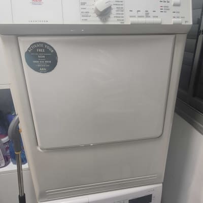 מכונת כביסה ומייבש בחדר כביסה