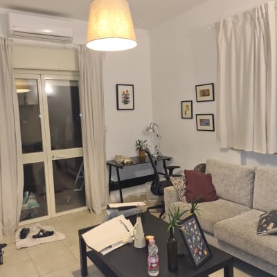 סלון עם שולחן, מסמכים וכלי עבודה על הרצפה