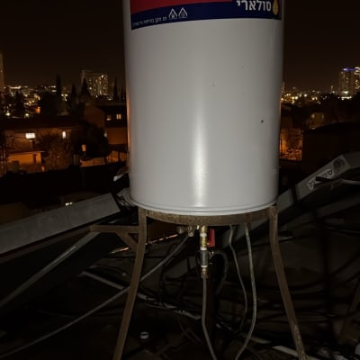 דוד שמש כרומגן על גג בלילה