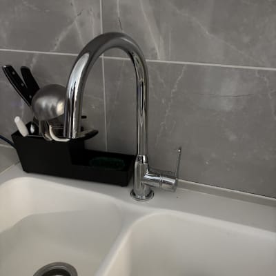 ברז כיור עם כלים במטבח