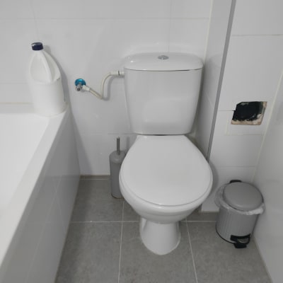 אסלה עם חיבורי מים וכלי ניקוי