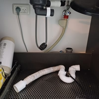 צינורות פלסטיק מתחת לכיור עם חיבורים
