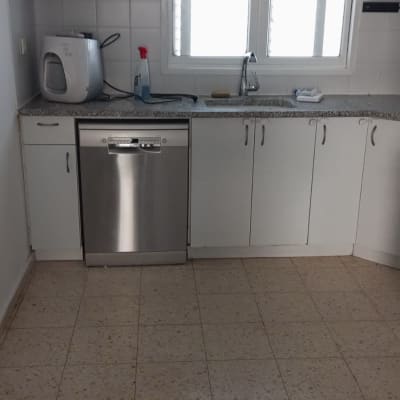 מטבח עם ארונות, כיור ותנור