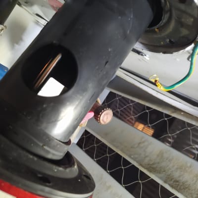 רכיב טכני עם חוטים ומחברים