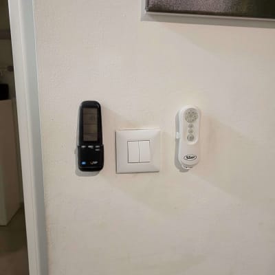 שלטים ומתג חשמל על קיר לבן