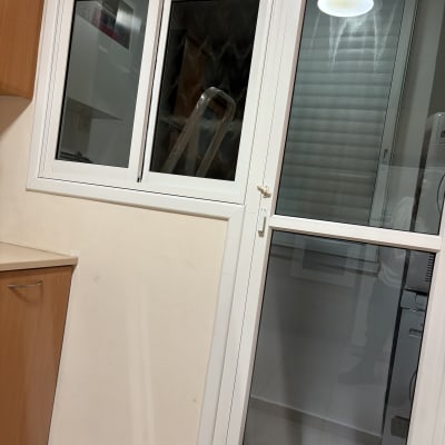 חלון ודלת זכוכית עם סולם ברקע