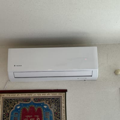 מזגן קיר לבן מותקן על קיר פנימי