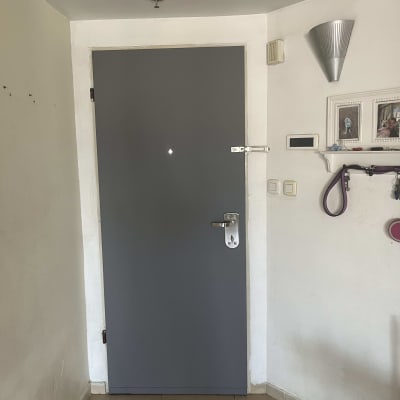 דלת אפורה עם מנעול ובריח כסוף