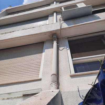 צינור מים חיצוני על קיר בניין