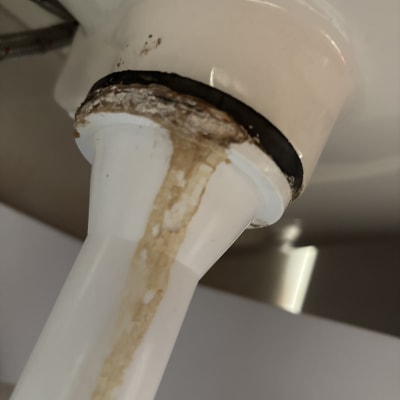 נזילה בצינור מתחת לכיור