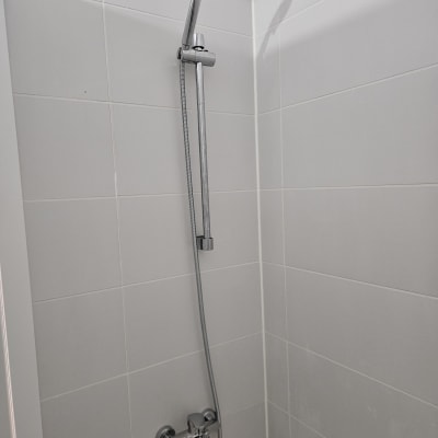 ראש מקלחת ומערכת מים בחדר אמבטיה