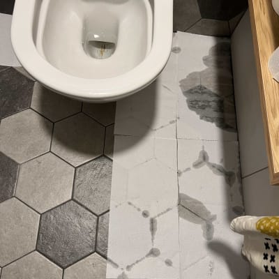 נייר סופג על רצפה רטובה ליד אסלה