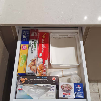 מגירת מטבח עם ניירות אפייה, שקיות ניילון ומגשים