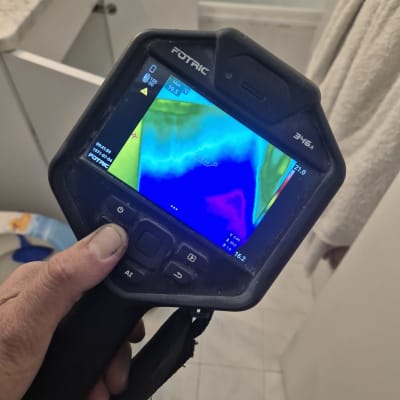 מכשיר תרמי מציג תמונה צבעונית לזיהוי נזילות