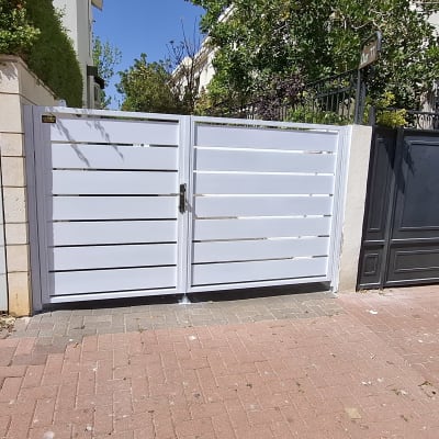 שערים לבנים ושחורים בחצר בית