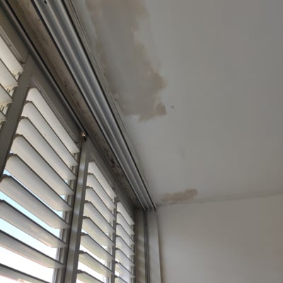 תיקון טיח בתקרה ליד חלון עם תריסים