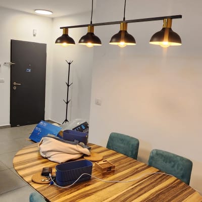 מנורת תלייה עם ארבעה גופי תאורה דולקים