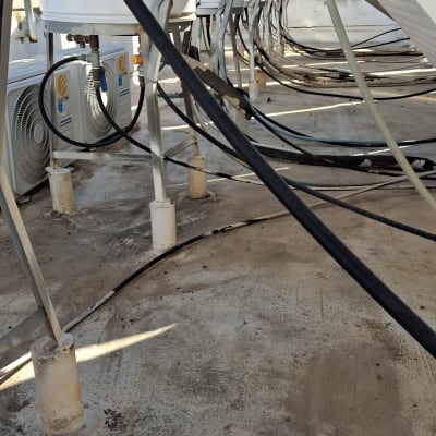 צינורות שחורים מחוברים לדודי שמש על גג