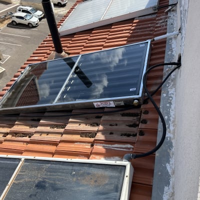 קולטי שמש מותקנים על גג רעפים עם צינורות מחוברים