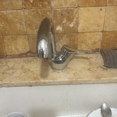 ברז כיור עם כלים מלוכלכים בכיור
