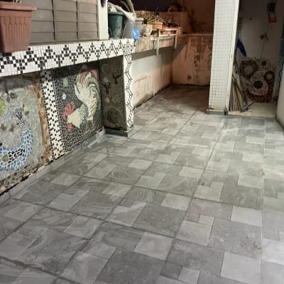 רצפת אריחים אטומה במרפסת חיצונית בלילה