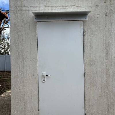 דלת מתכת עם מנעול על קיר חיצוני