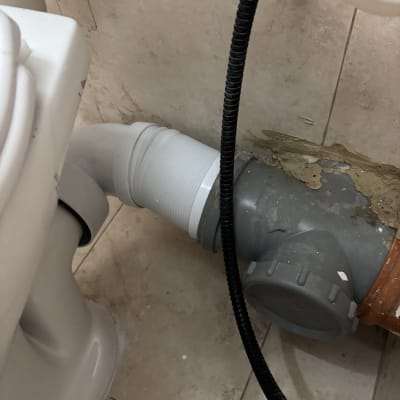 חיבור צינור פלסטיק לאסלה על רצפת קרמיקה