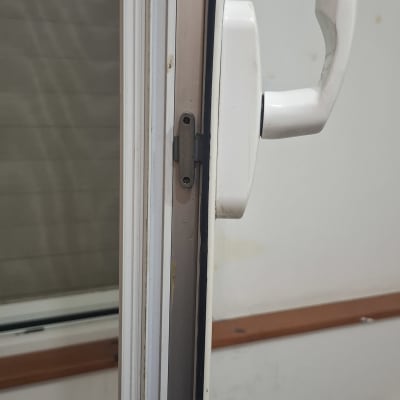 ידית דלת וחלק ממסגרת חלון