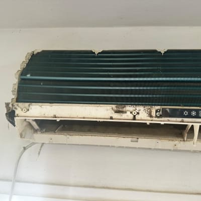 יחידת מיזוג אוויר פתוחה עם צינורות וקורוזיה