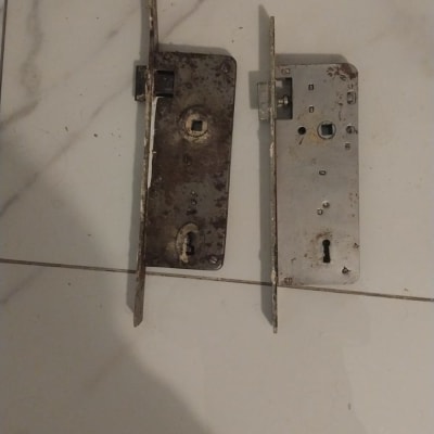 מנעולים ישנים על רצפה לבנה