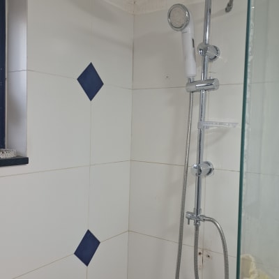 מקלחת עם ראש מקלחת וצינור מים