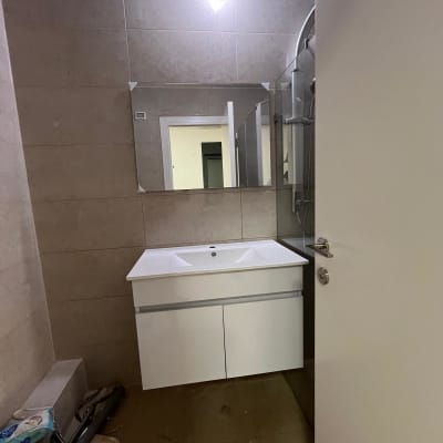 מקלחון זכוכית עם ראש מקלחת מתכת