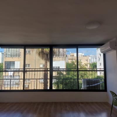 חלון אלומיניום גדול עם נוף לעיר